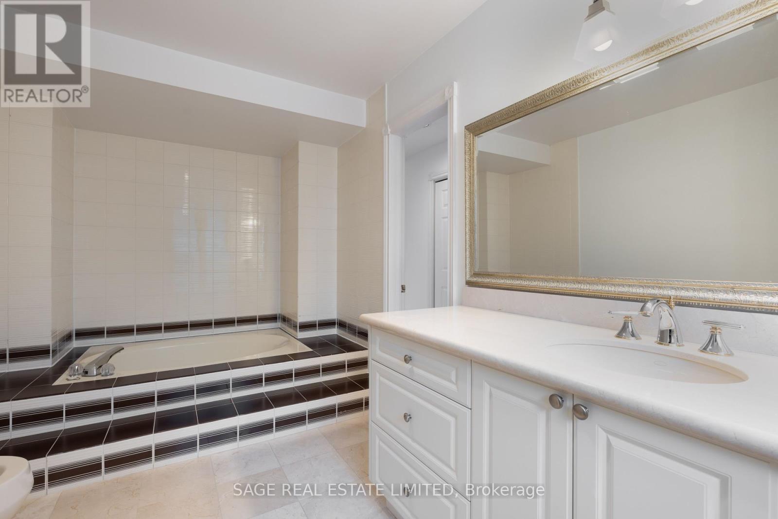 172 Burnhamthorpe Road, Toronto, Ontario  M9A 1H6 - Photo 36 - W12181760