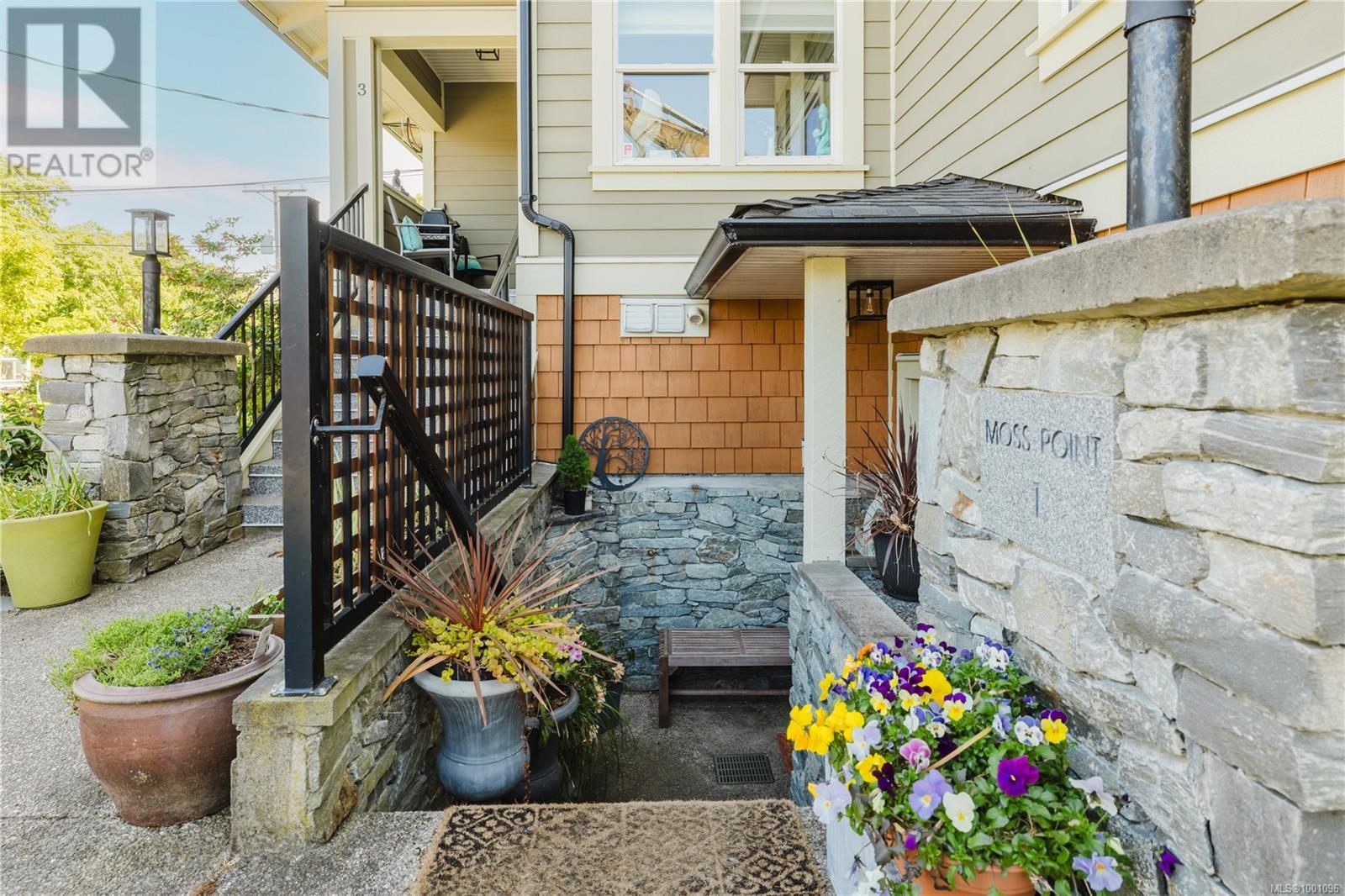 1 9 Moss St, Victoria, British Columbia  V8V 4L7 - Photo 4 - 1001096