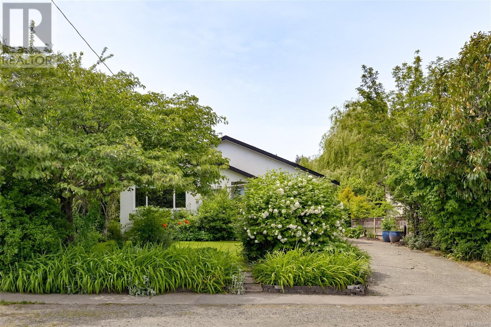 3316 Whittier Ave, Saanich, British Columbia