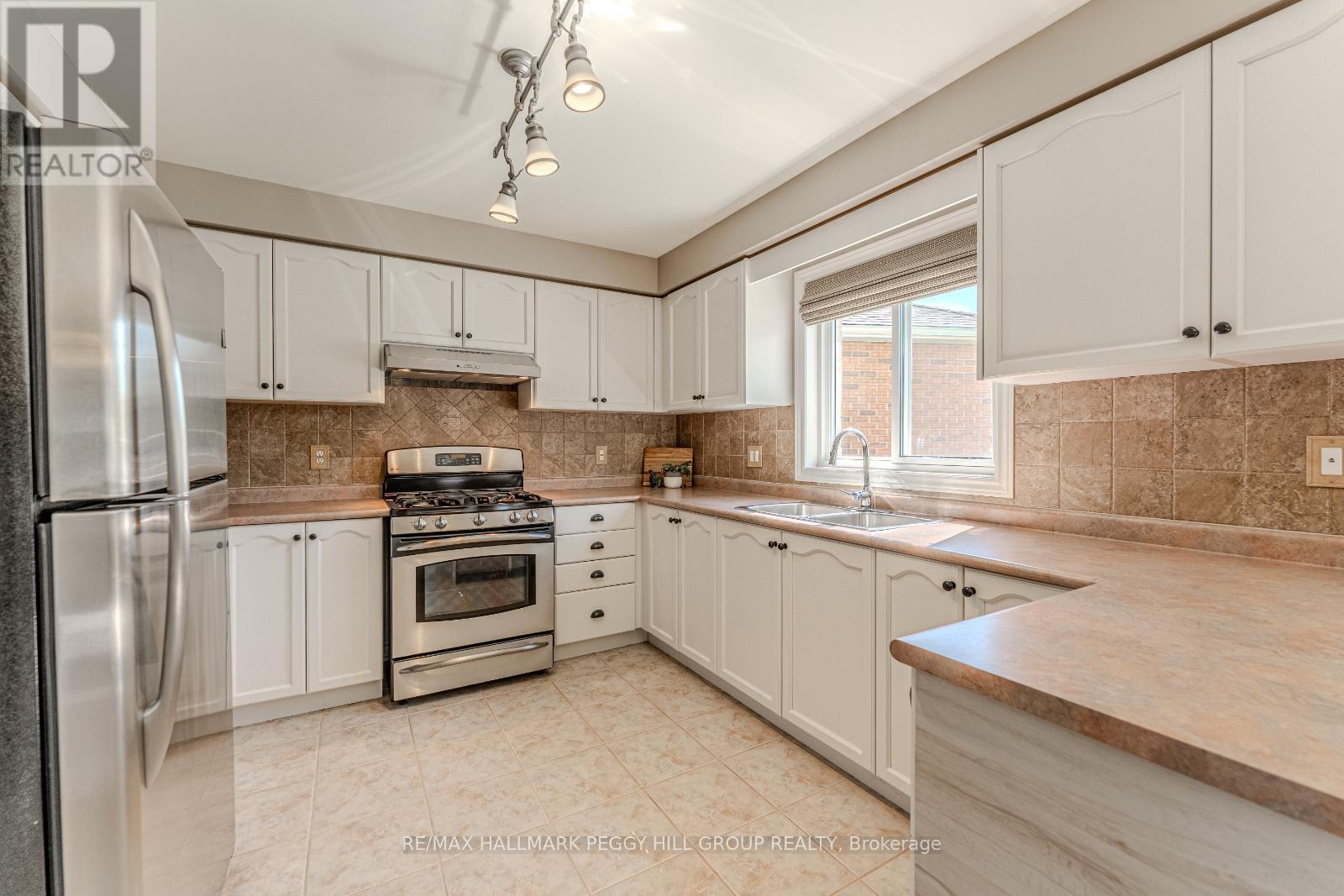 10 Mcavoy Drive, Barrie, Ontario  L4N 0R1 - Photo 4 - S12181838