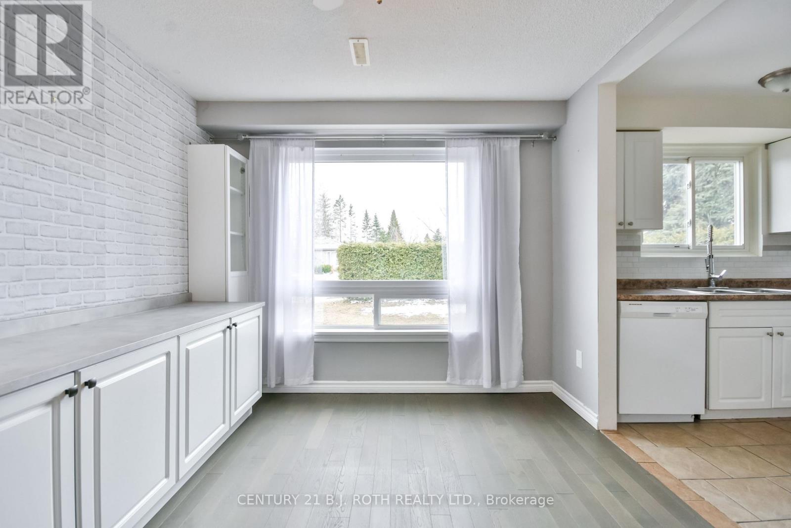 247 Letitia Street, Barrie (Letitia Heights), Ontario  L4N 4Y7 - Photo 5 - S12181884