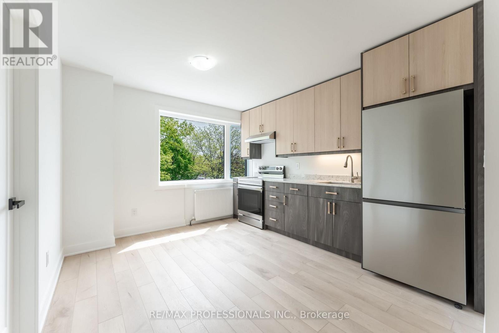 2nd Flr #2 - 415 Royal York Road, Toronto, Ontario  M8Y 2R8 - Photo 8 - W12181795
