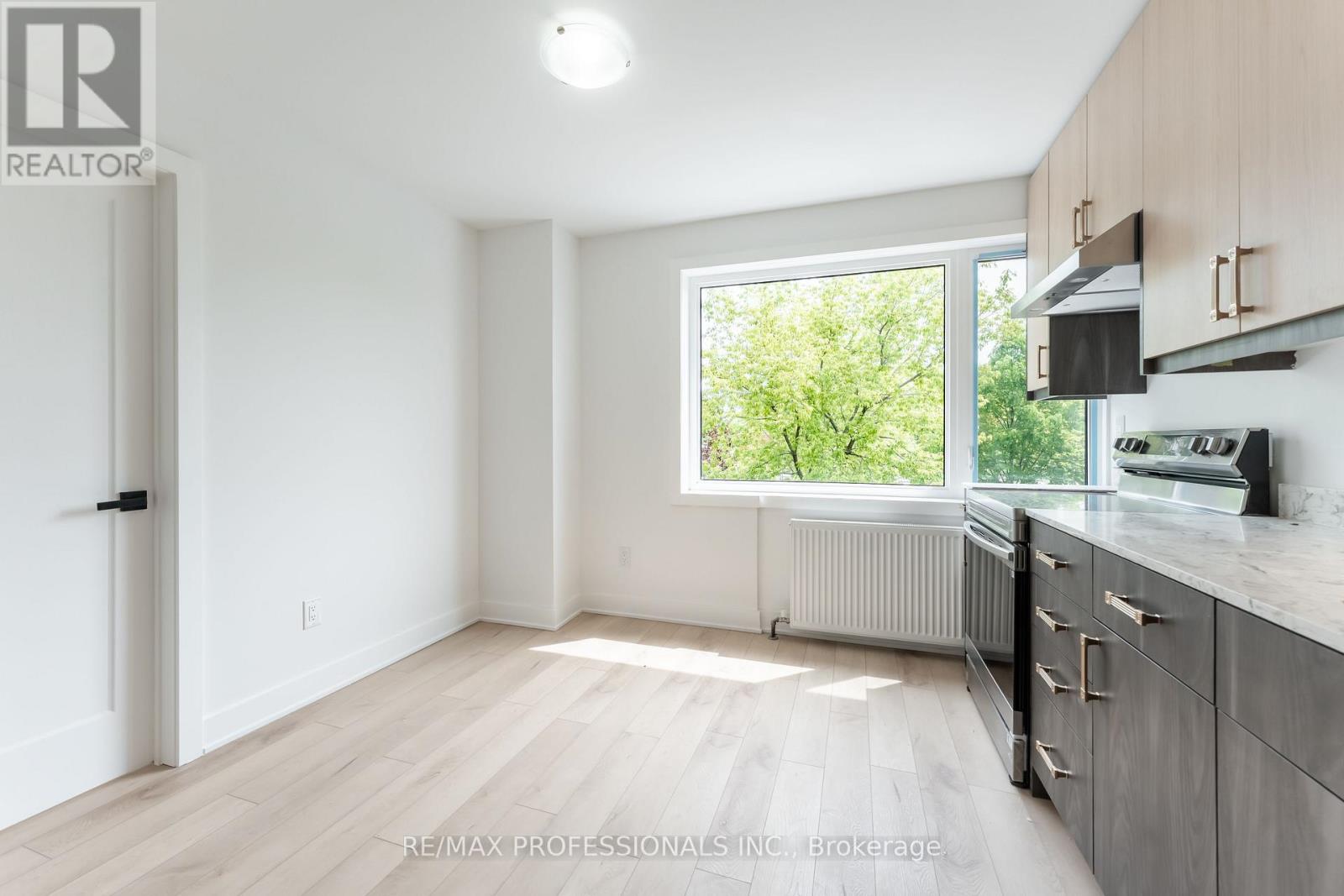 2nd Flr #2 - 415 Royal York Road, Toronto, Ontario  M8Y 2R8 - Photo 9 - W12181795