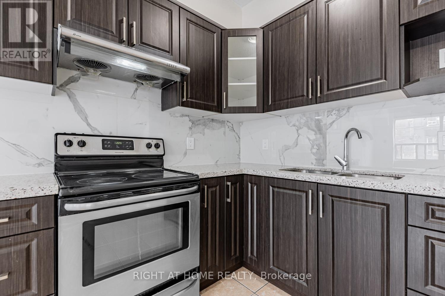 202 - 223 Jameson Avenue, Toronto, Ontario  M6K 2Y7 - Photo 5 - W12181811