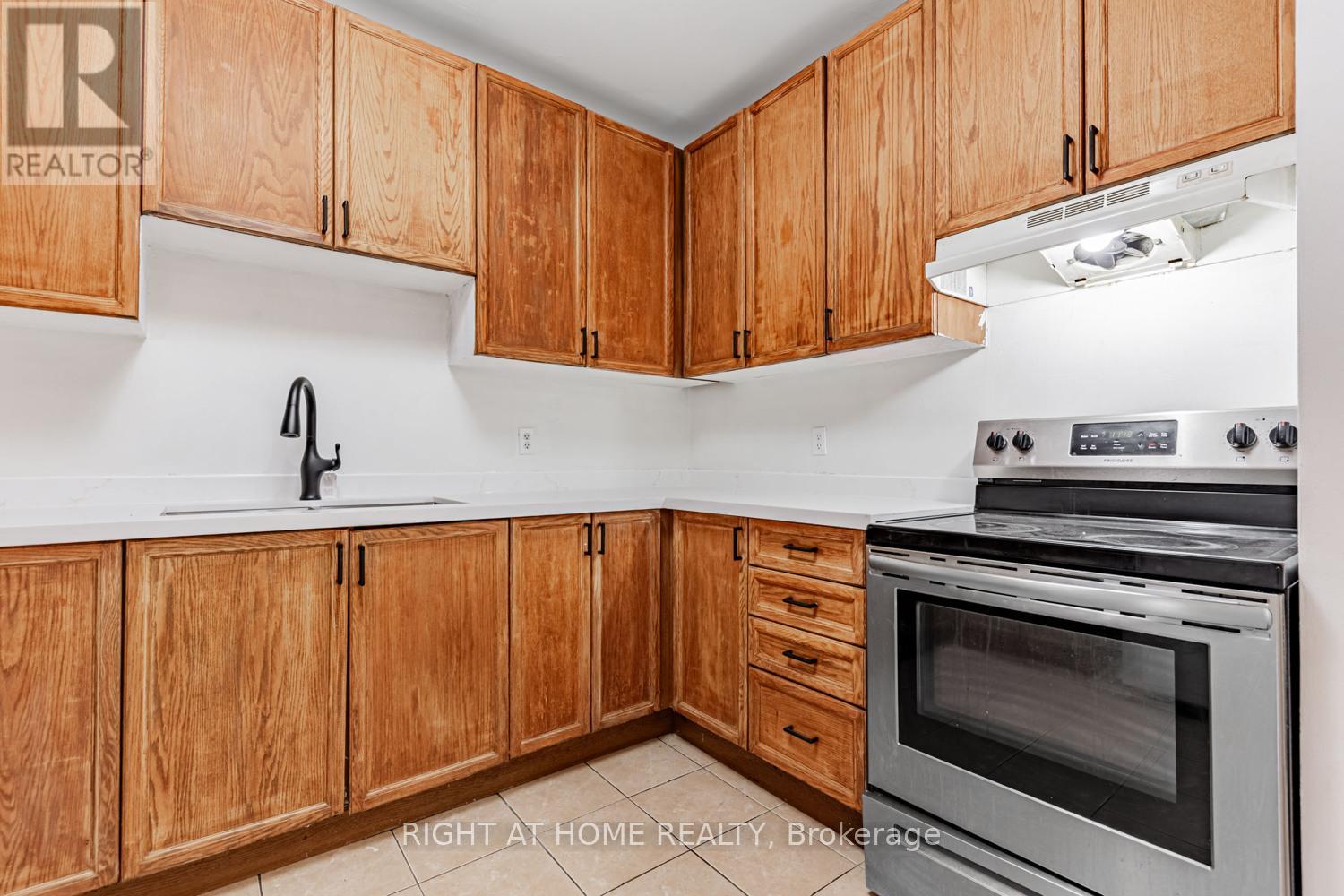 303 - 223 Jameson Avenue, Toronto, Ontario  M6K 2Y7 - Photo 3 - W12181846