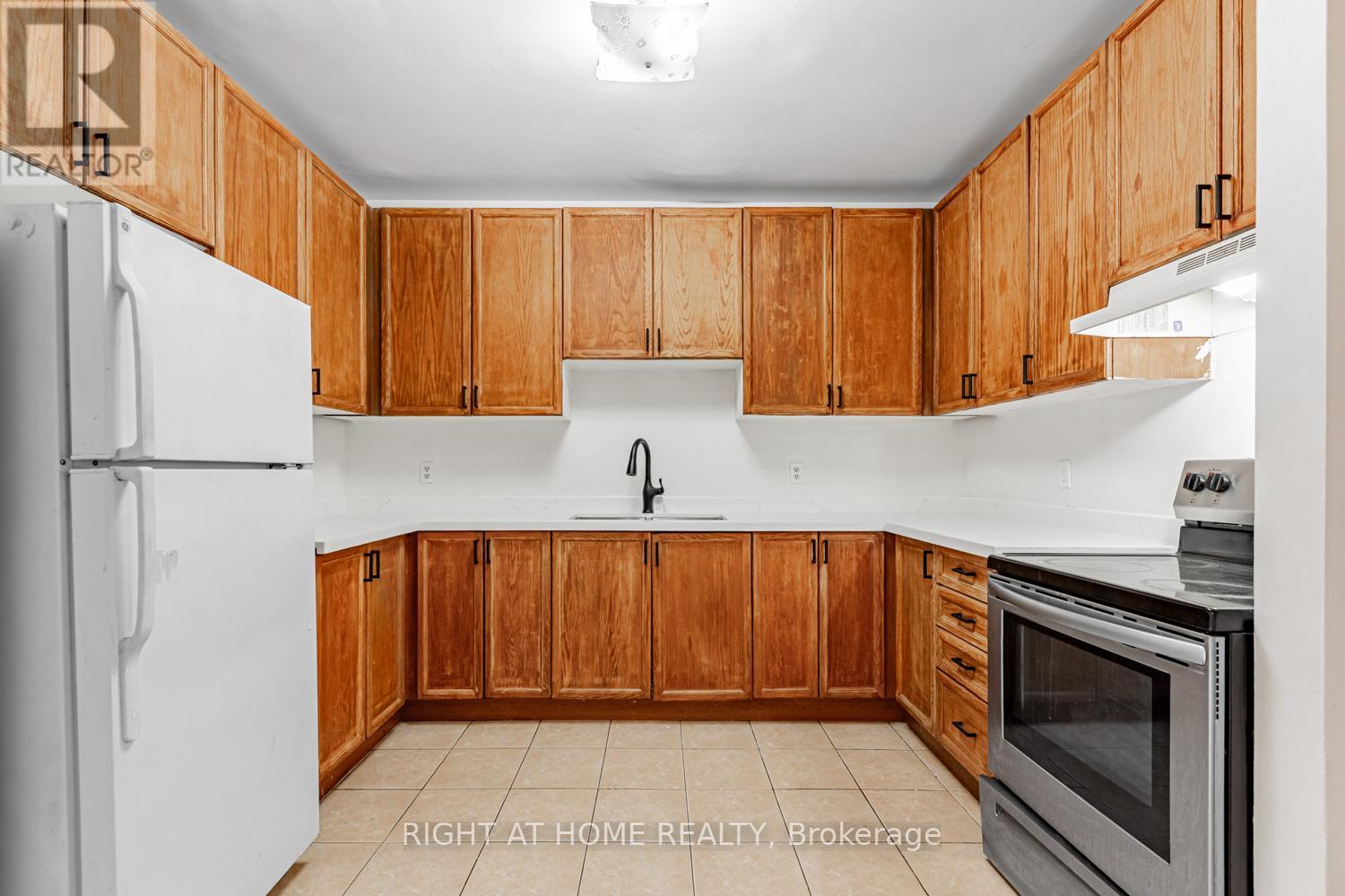 303 - 223 Jameson Avenue, Toronto, Ontario  M6K 2Y7 - Photo 4 - W12181846