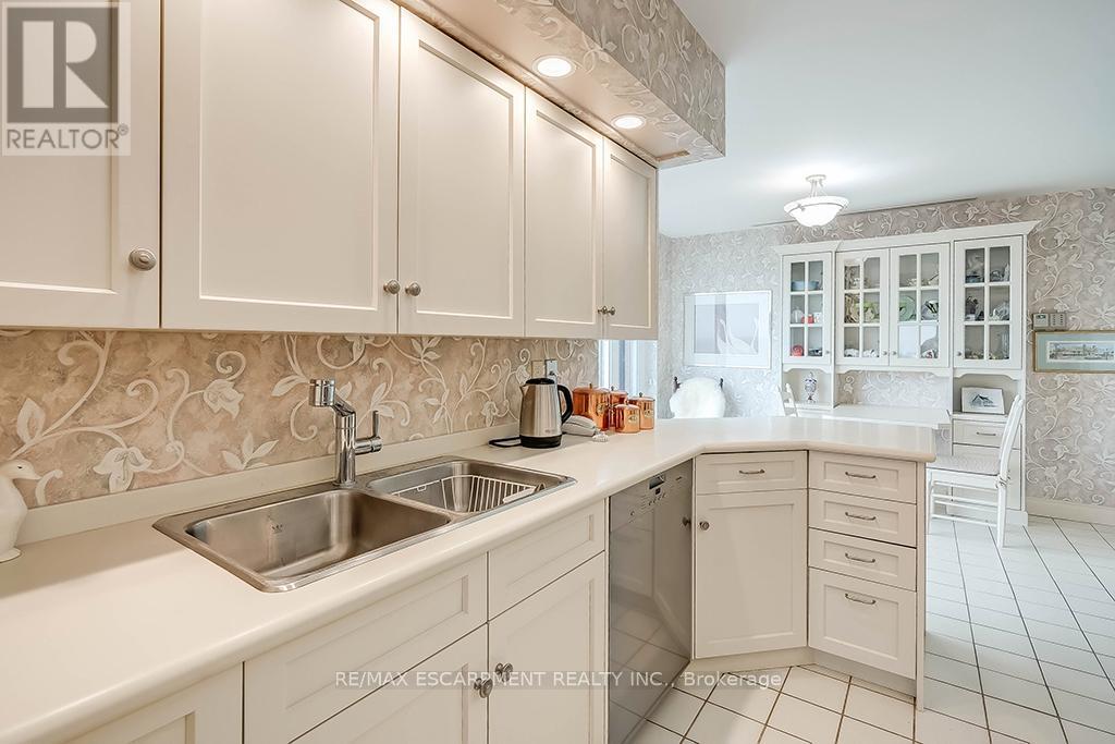 23 - 2220 Lakeshore Road, Burlington, Ontario  L7R 4G7 - Photo 19 - W12181873