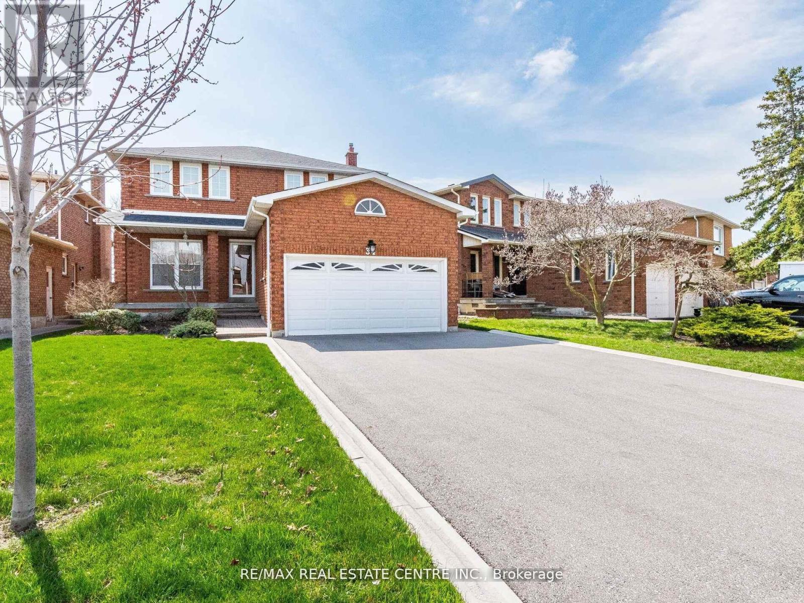 34 Inverary Drive, Brampton, Ontario  L6W 3Y5 - Photo 3 - W12181921