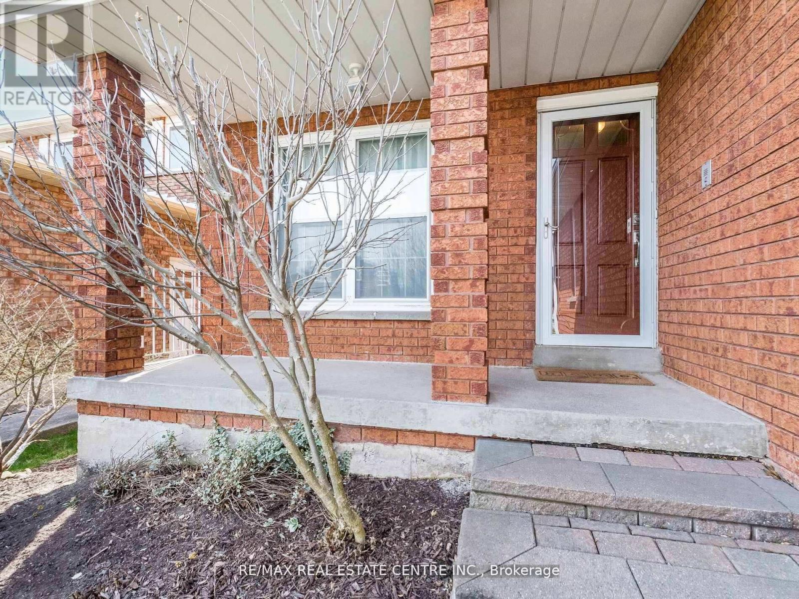 34 Inverary Drive, Brampton, Ontario  L6W 3Y5 - Photo 5 - W12181921