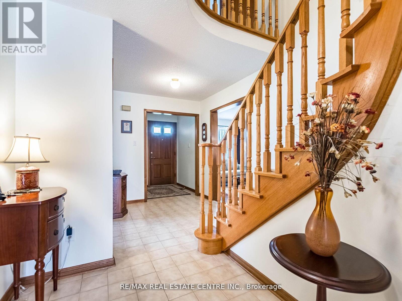 34 Inverary Drive, Brampton, Ontario  L6W 3Y5 - Photo 7 - W12181921