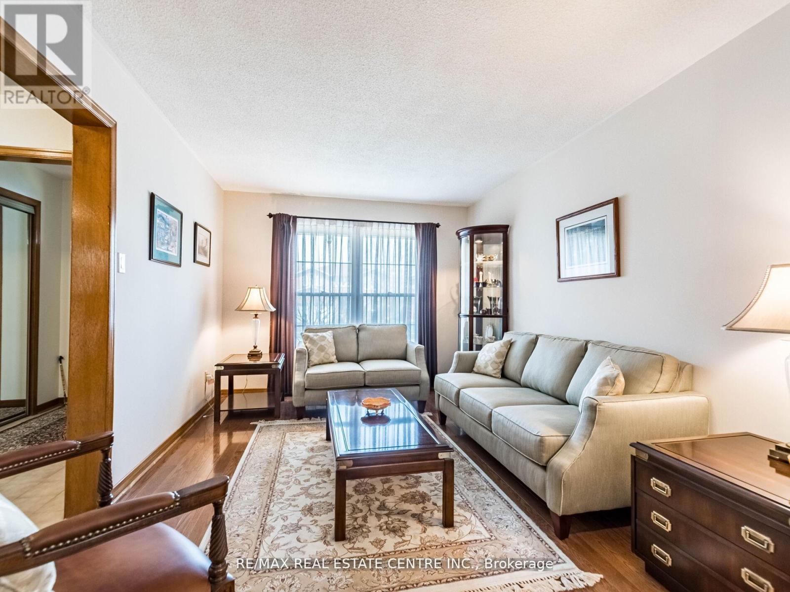 34 Inverary Drive, Brampton, Ontario  L6W 3Y5 - Photo 8 - W12181921