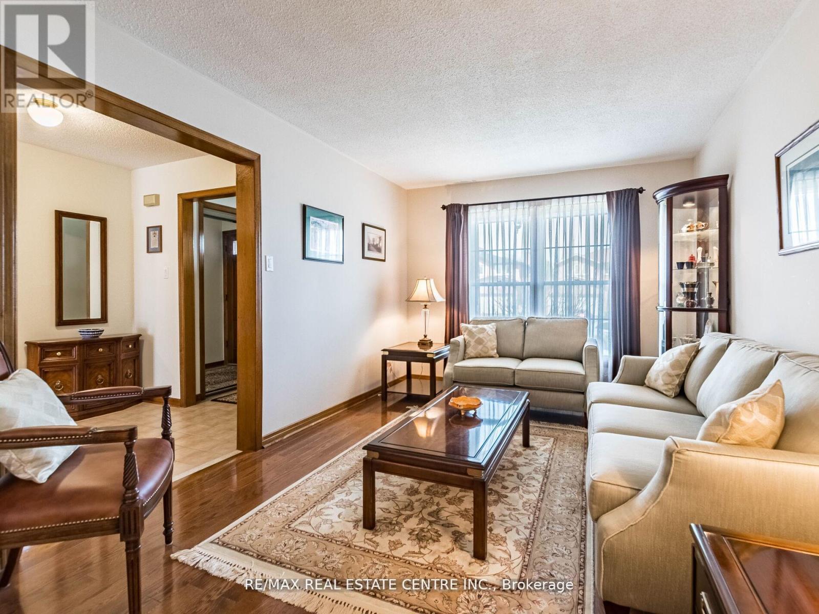 34 Inverary Drive, Brampton, Ontario  L6W 3Y5 - Photo 9 - W12181921