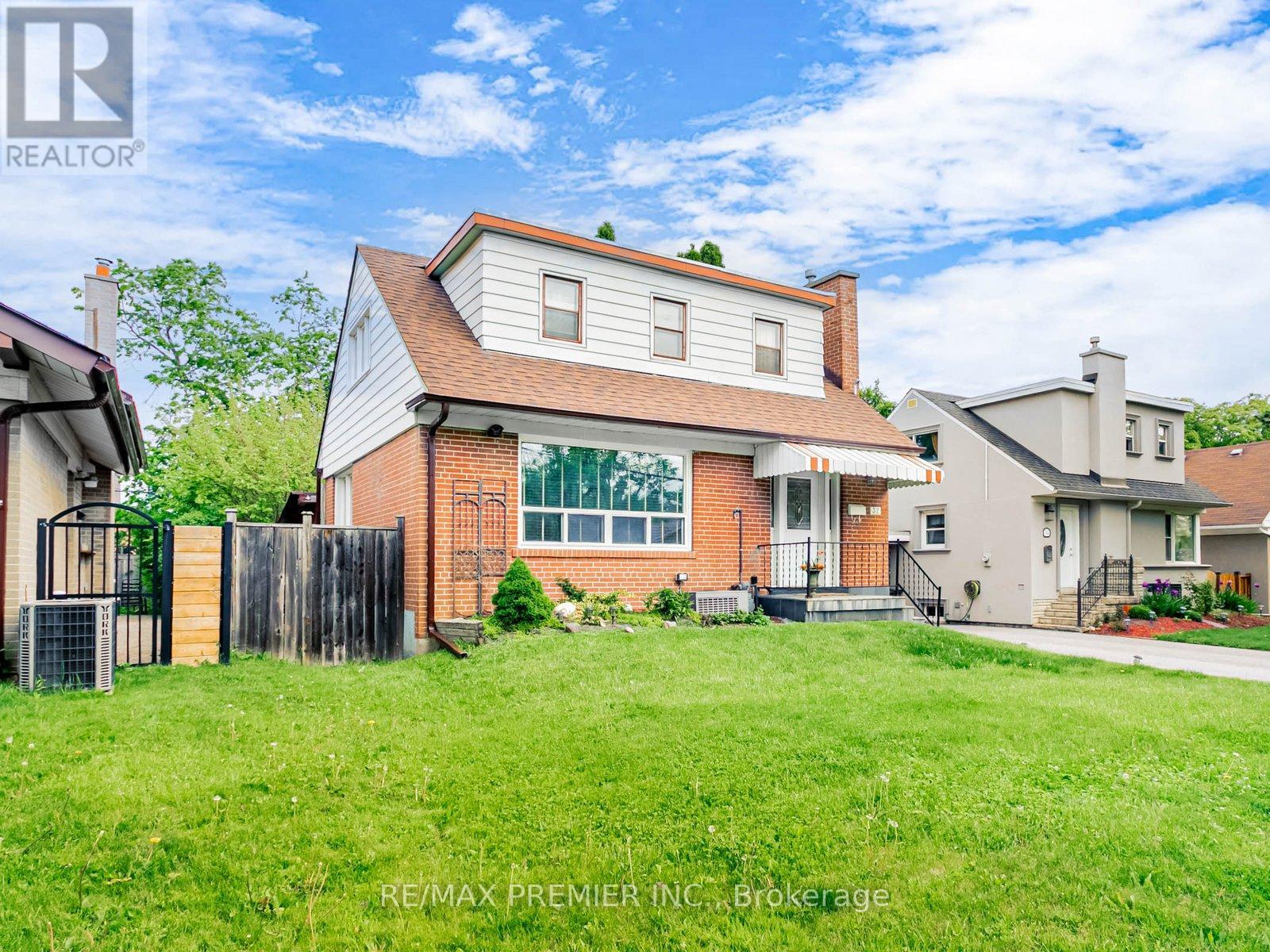 32 Genthorn Avenue, Toronto, Ontario  M9W 2S7 - Photo 2 - W12181946