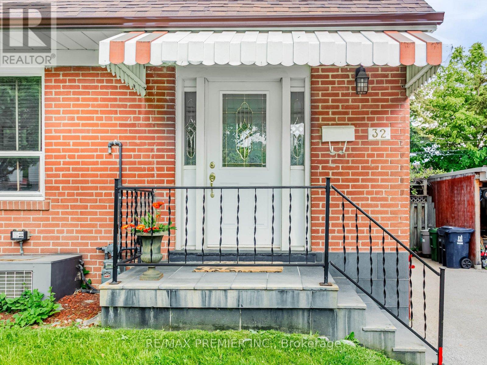 32 Genthorn Avenue, Toronto, Ontario  M9W 2S7 - Photo 3 - W12181946
