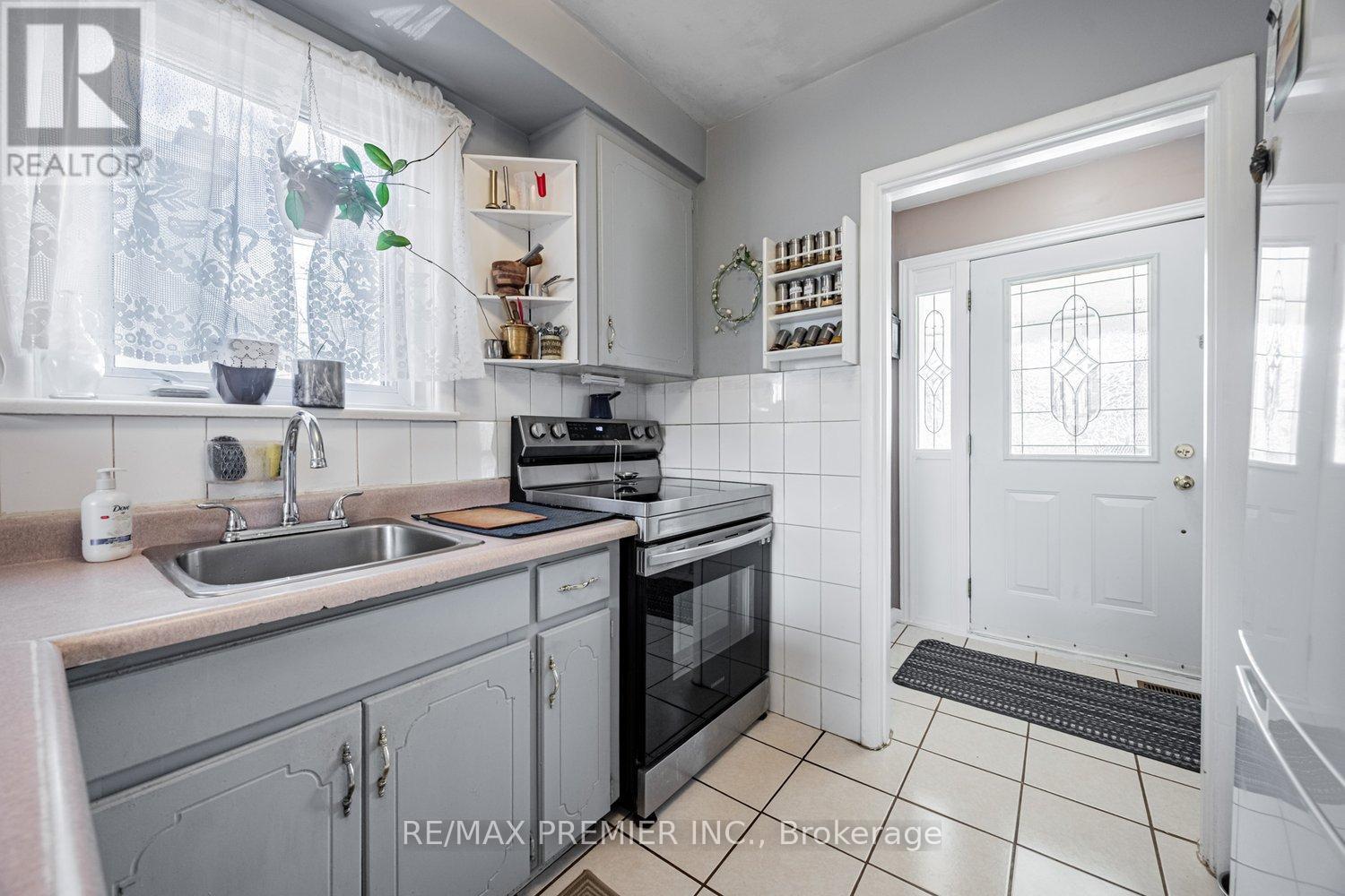 32 Genthorn Avenue, Toronto, Ontario  M9W 2S7 - Photo 6 - W12181946