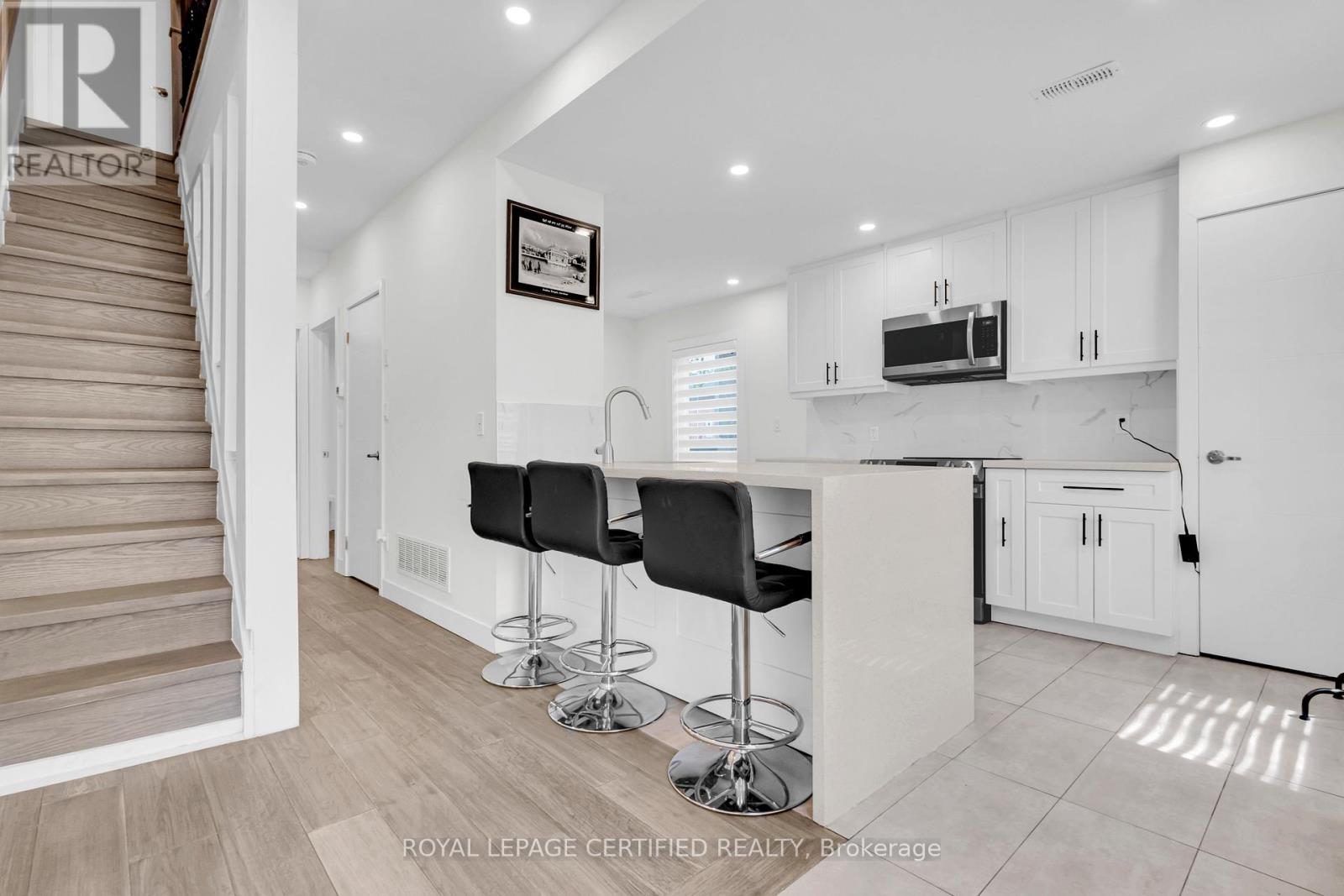 34 Ward Avenue, Hamilton, Ontario  L8S 2E6 - Photo 8 - X12181947