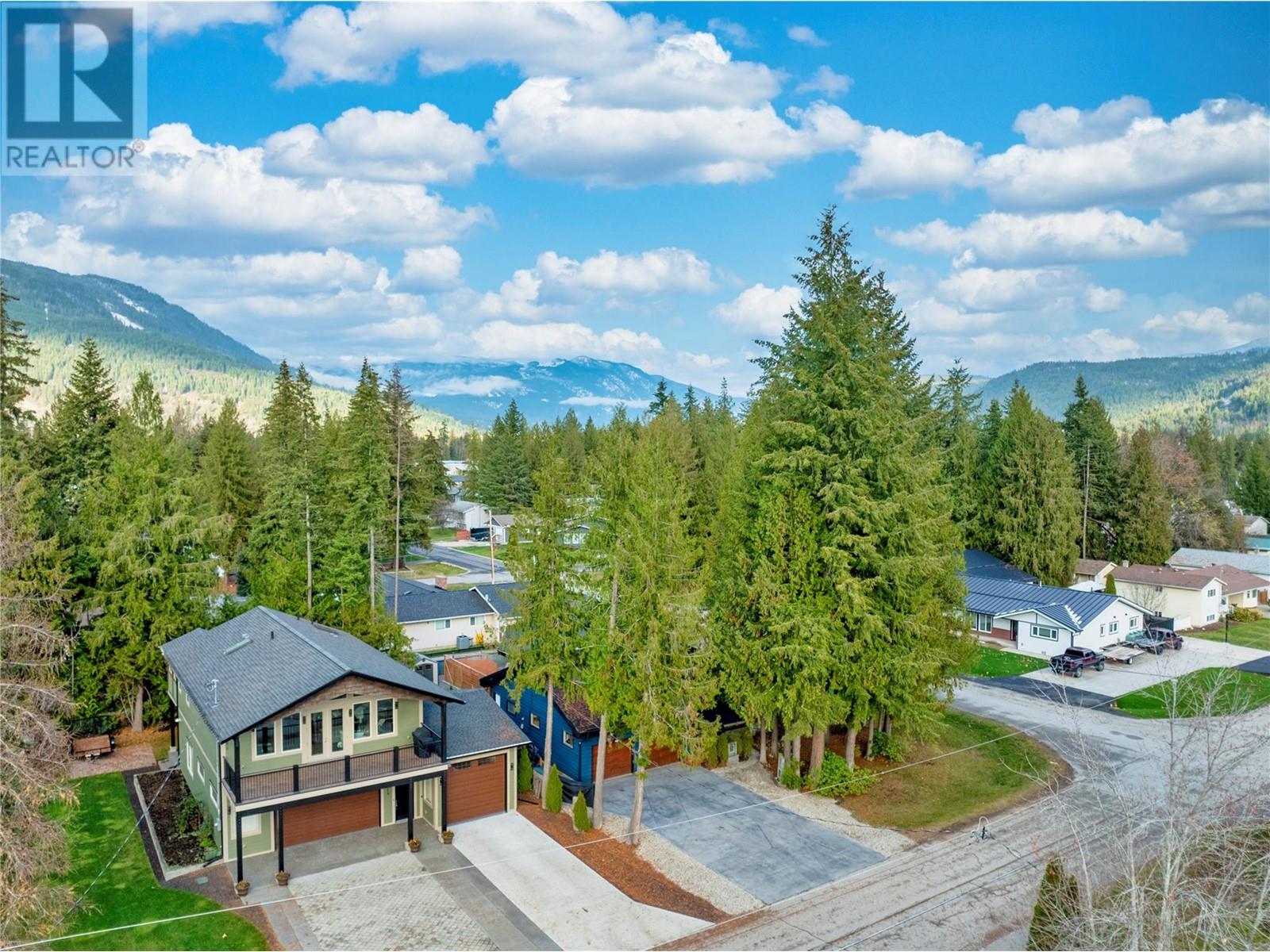 802 Yew Avenue, Sicamous, BC V0E2V0