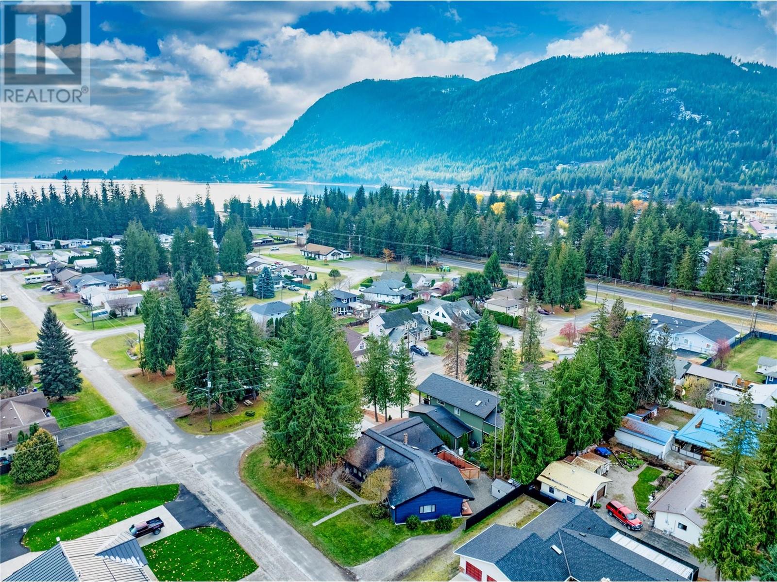 802 Yew Avenue, Sicamous, BC V0E2V0