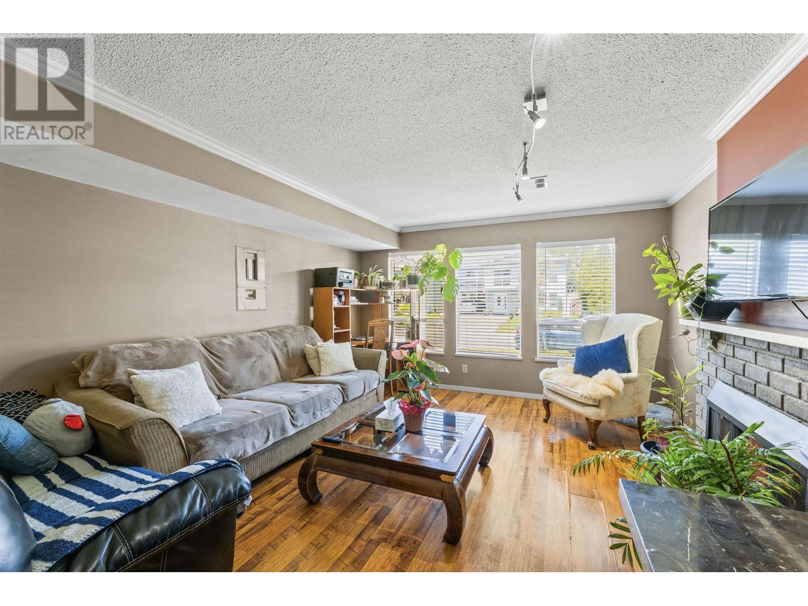 Property at 4946 44B AVENUE image 5