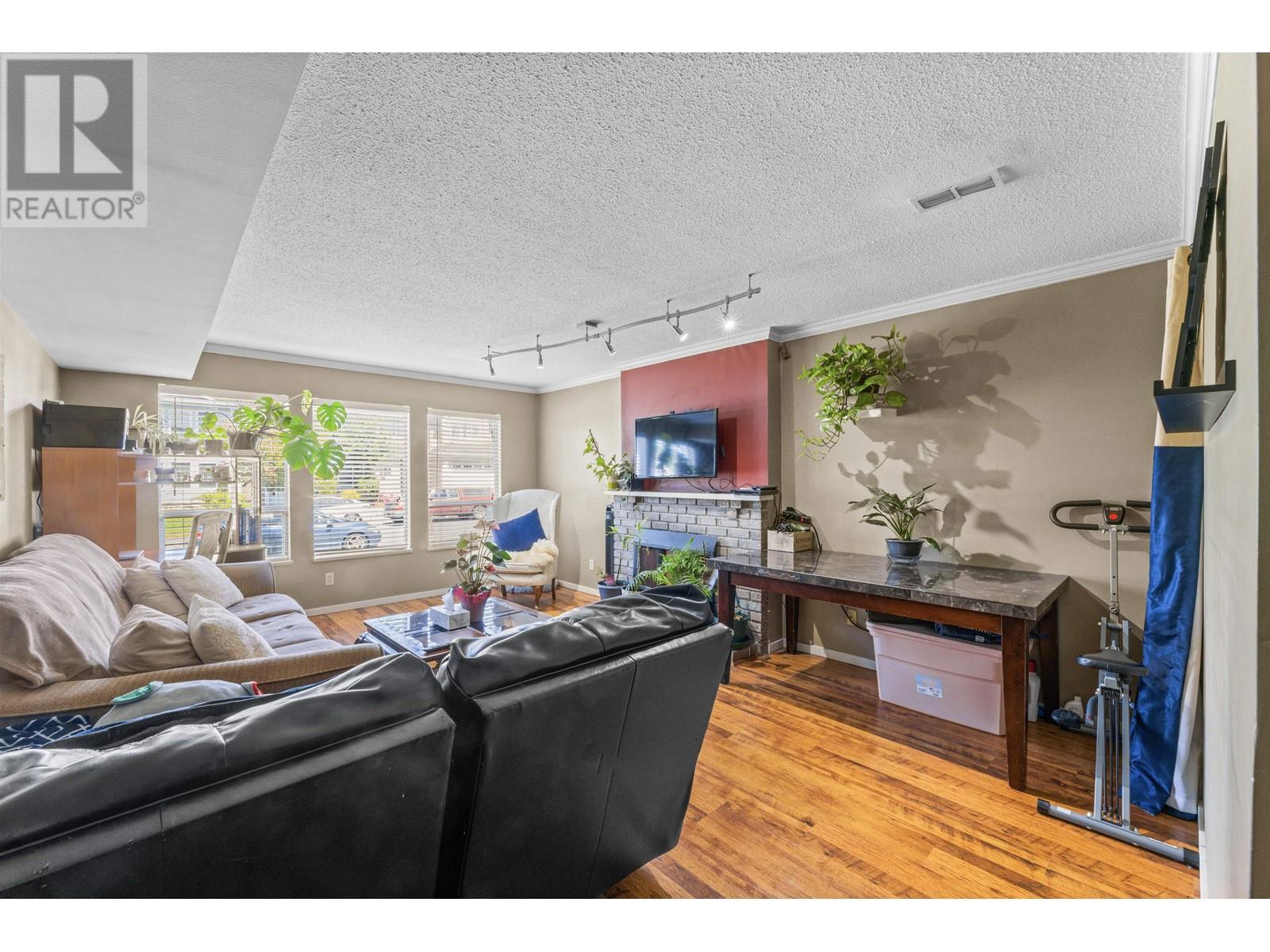 Property at 4946 44B AVENUE image 3