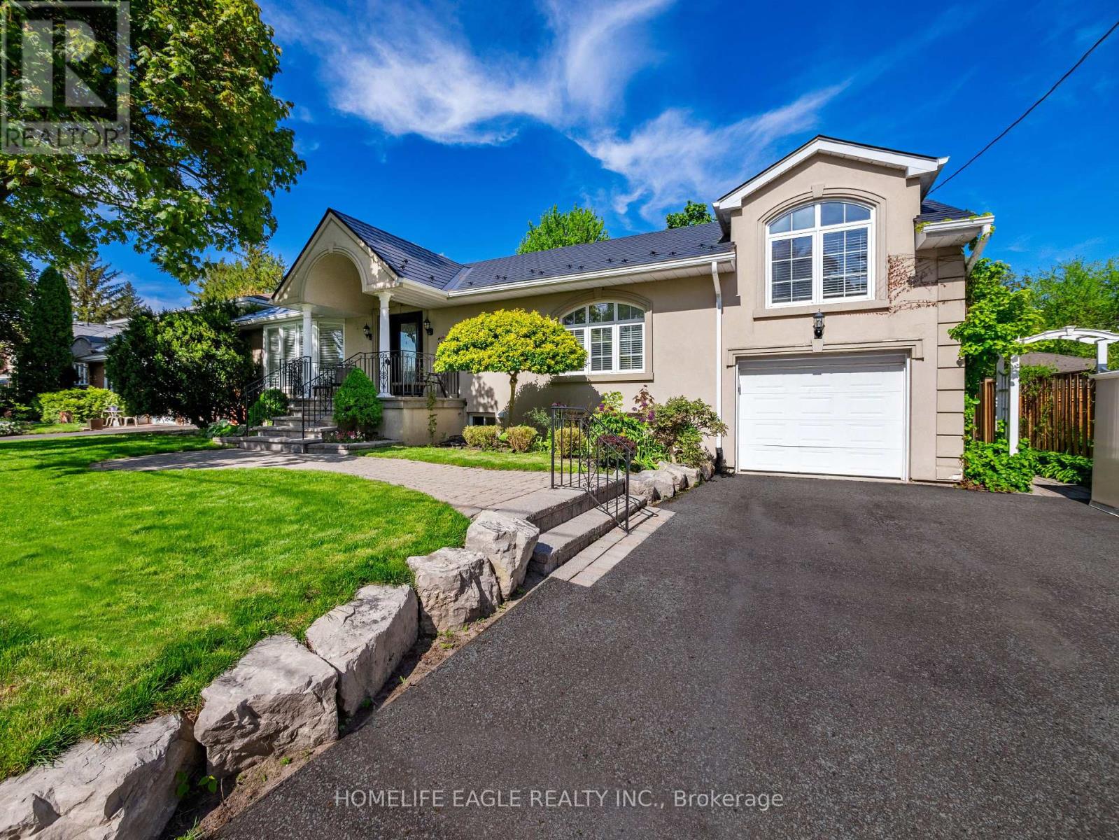 11 Knollside Drive, Richmond Hill, Ontario  L4C 4W7 - Photo 2 - N12181603