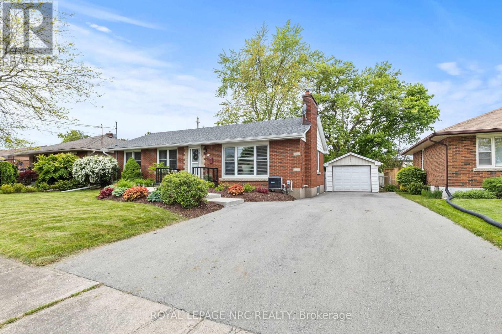 10 Whiteoak Drive, St. Catharines, Ontario  L2M 3B4 - Photo 2 - X12182145
