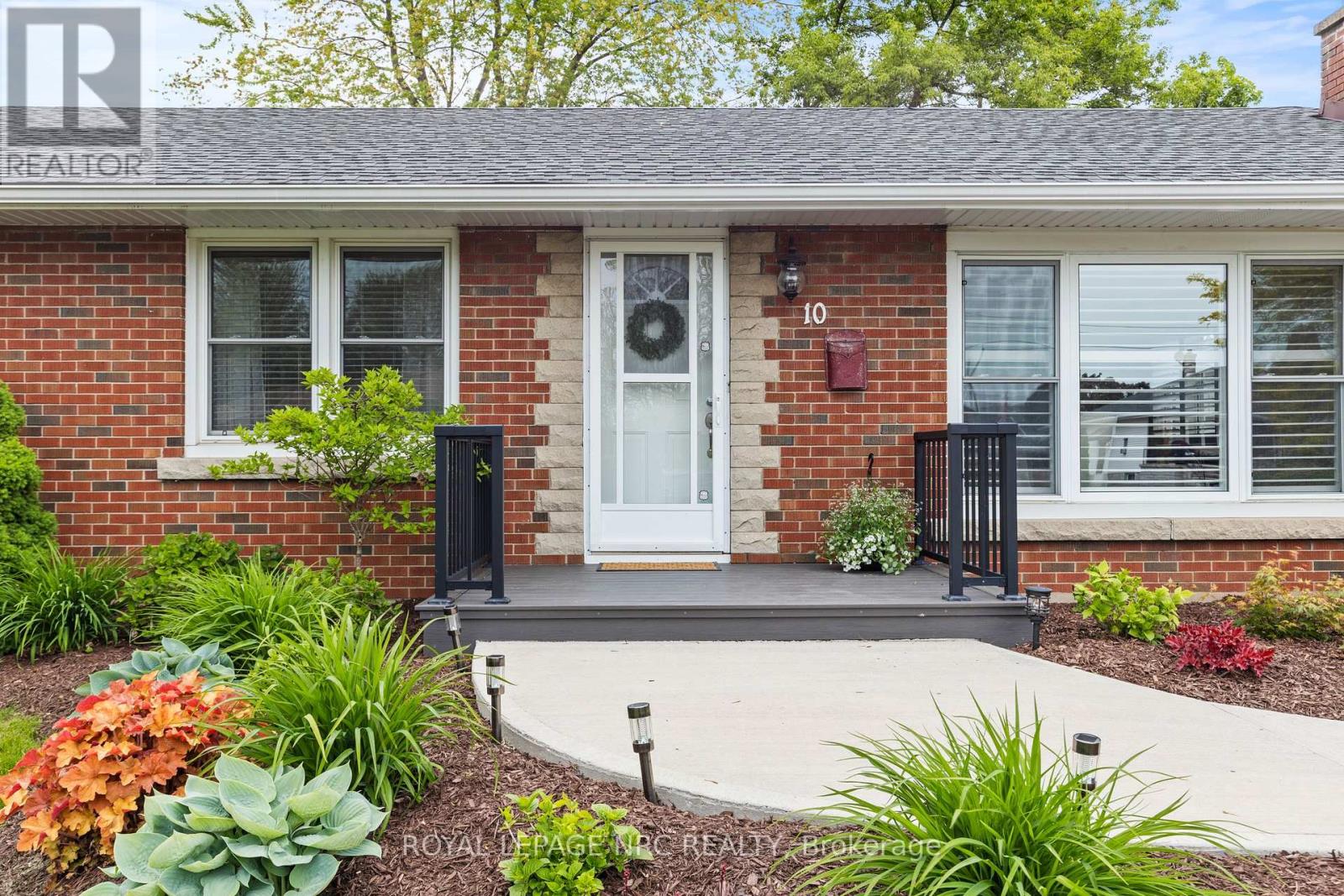 10 Whiteoak Drive, St. Catharines, Ontario  L2M 3B4 - Photo 4 - X12182145