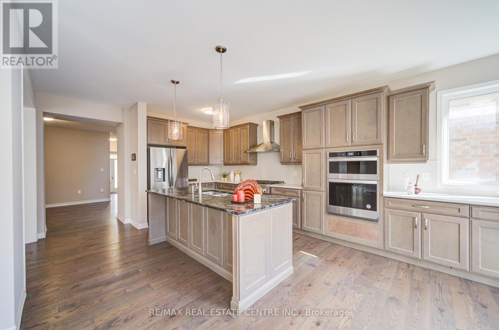 240 Chilver Heights, Milton, Ontario  L9E 1C9 - Photo 13 - W12181974