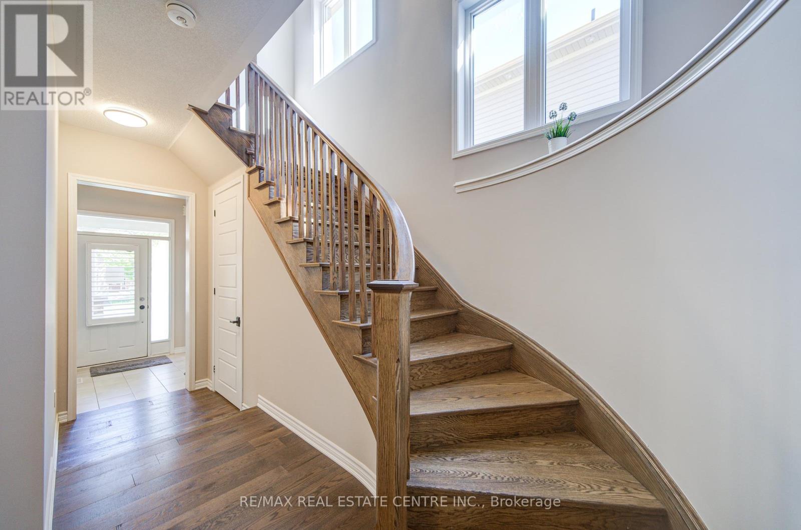 240 Chilver Heights, Milton, Ontario  L9E 1C9 - Photo 8 - W12181974