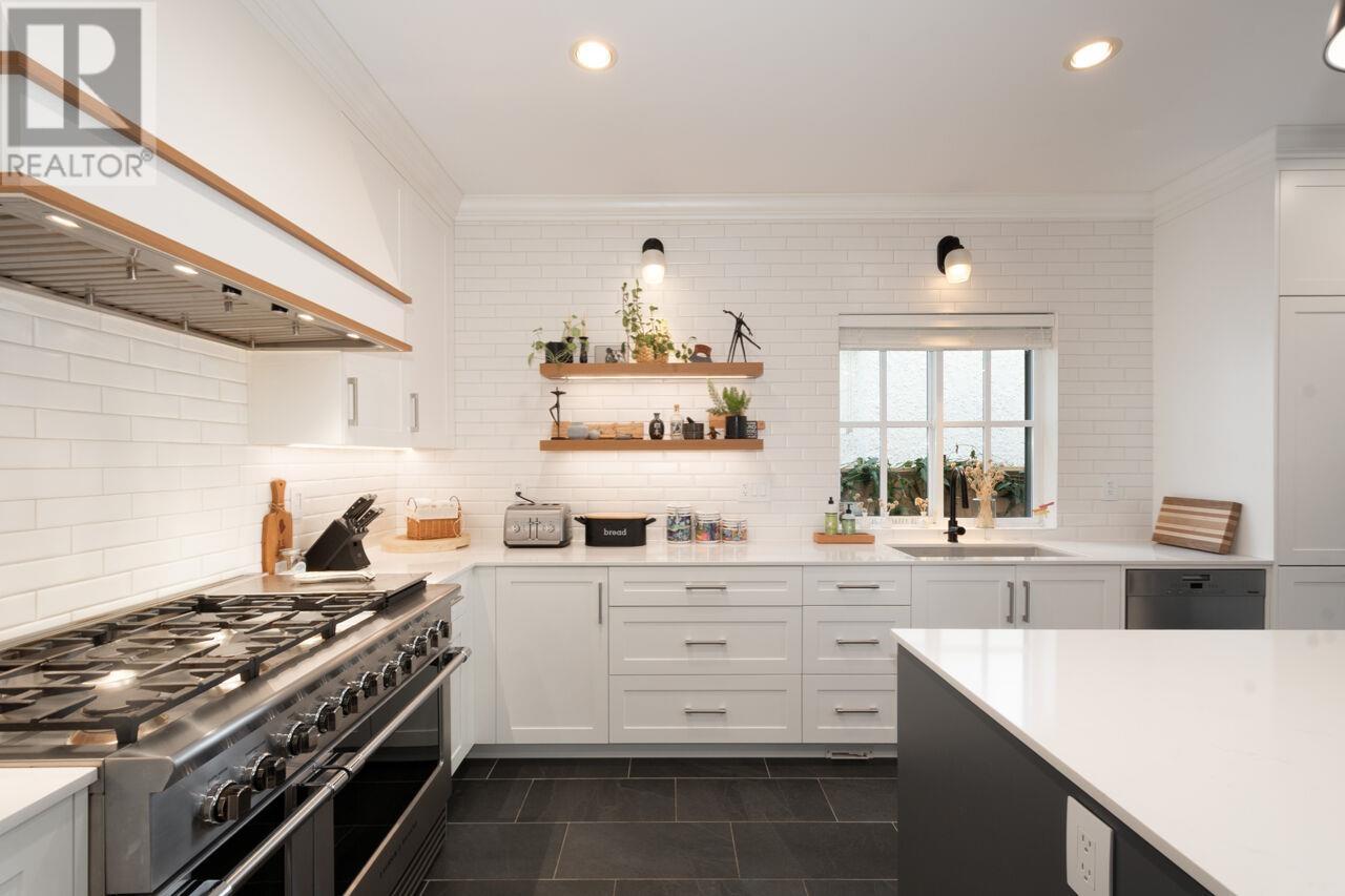 336 W 17th Street, North Vancouver, British Columbia  V7M 1V8 - Photo 13 - R3004532