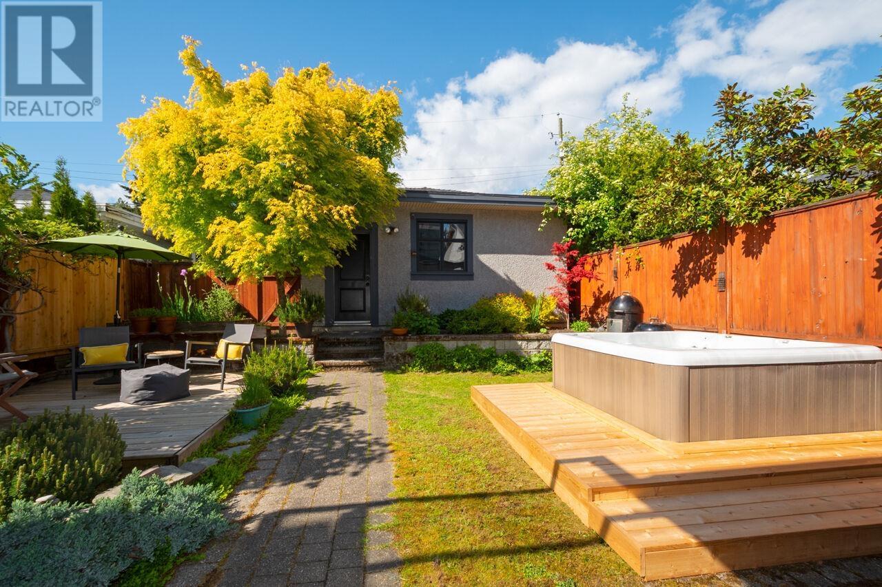 336 W 17th Street, North Vancouver, British Columbia  V7M 1V8 - Photo 31 - R3004532