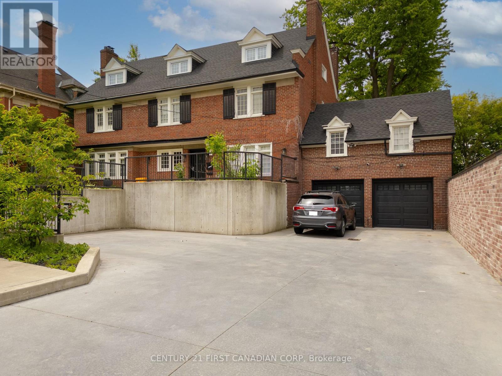 653 Talbot Street