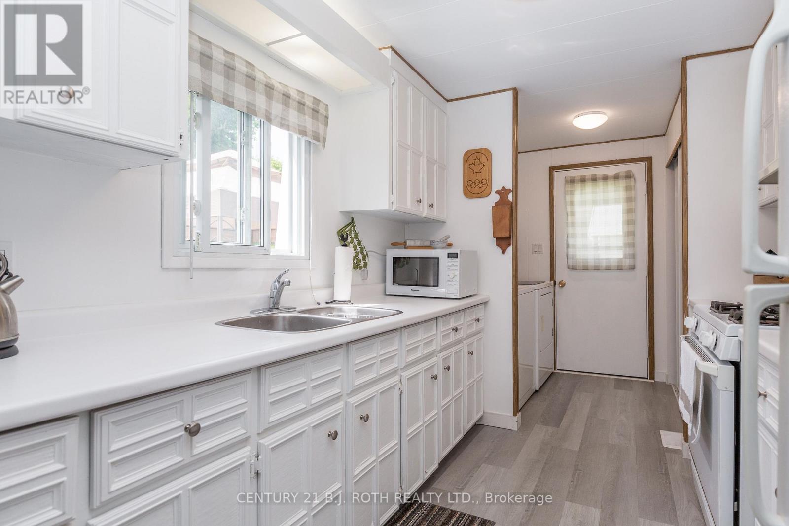 63 Flora Drive, Innisfil, Ontario  L9S 1R1 - Photo 19 - N12182150