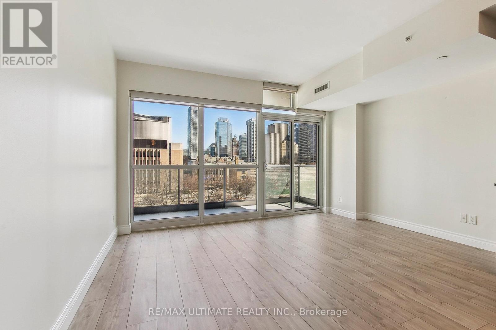 611 - 210 Simcoe Street, Toronto (Kensington-Chinatown), Ontario  M5T 0A9 - Photo 4 - C12162734