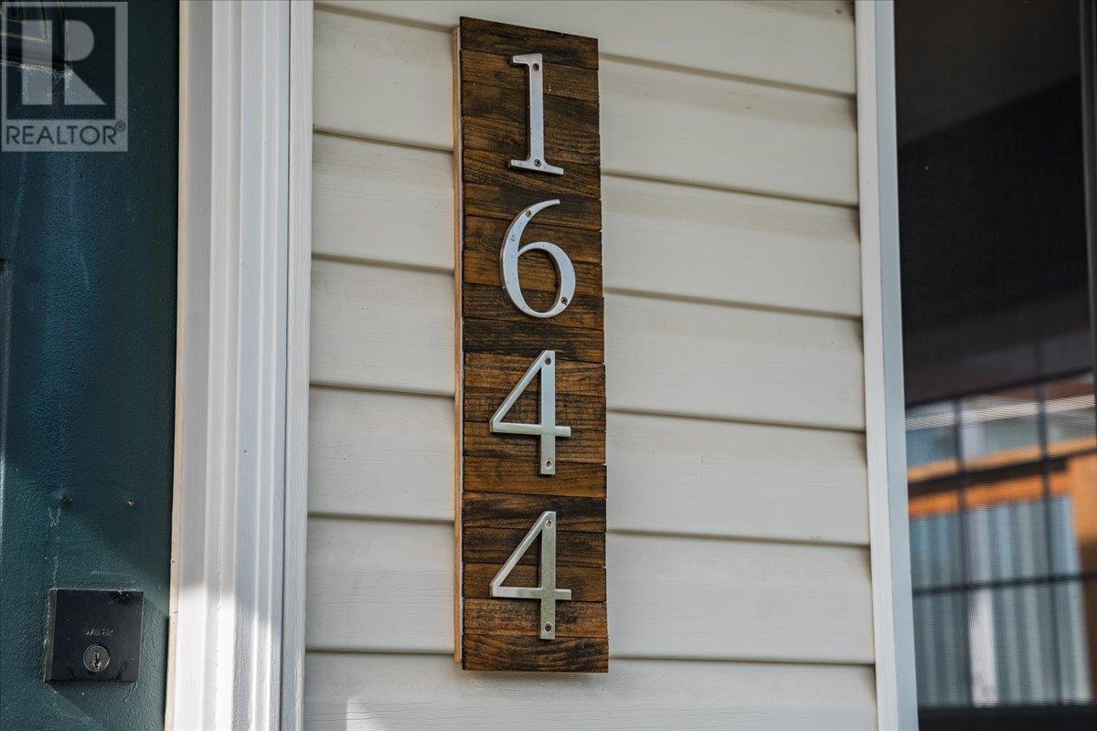 1644 Leroi Avenue, Rossland, BC V0G1Y0