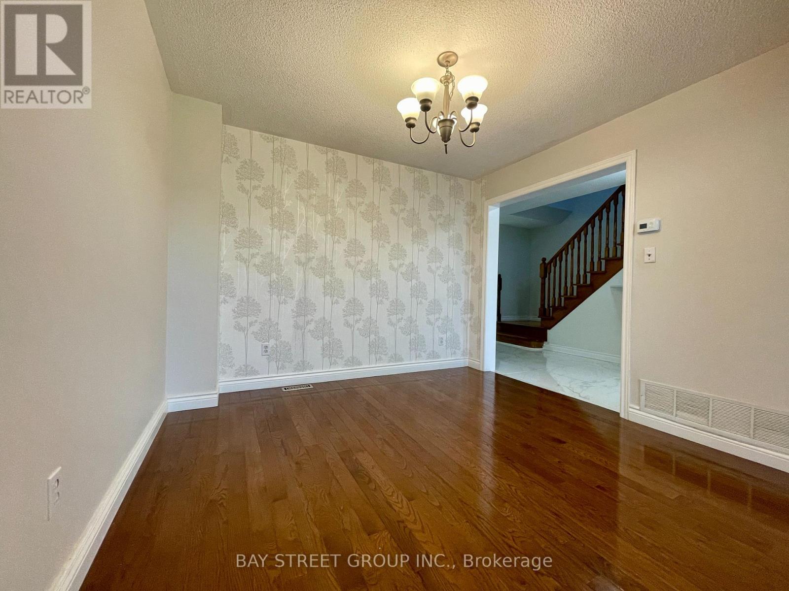 Upper - 17 Inverhuron Trail, Oakville, Ontario  L6H 5Z6 - Photo 7 - W12182072