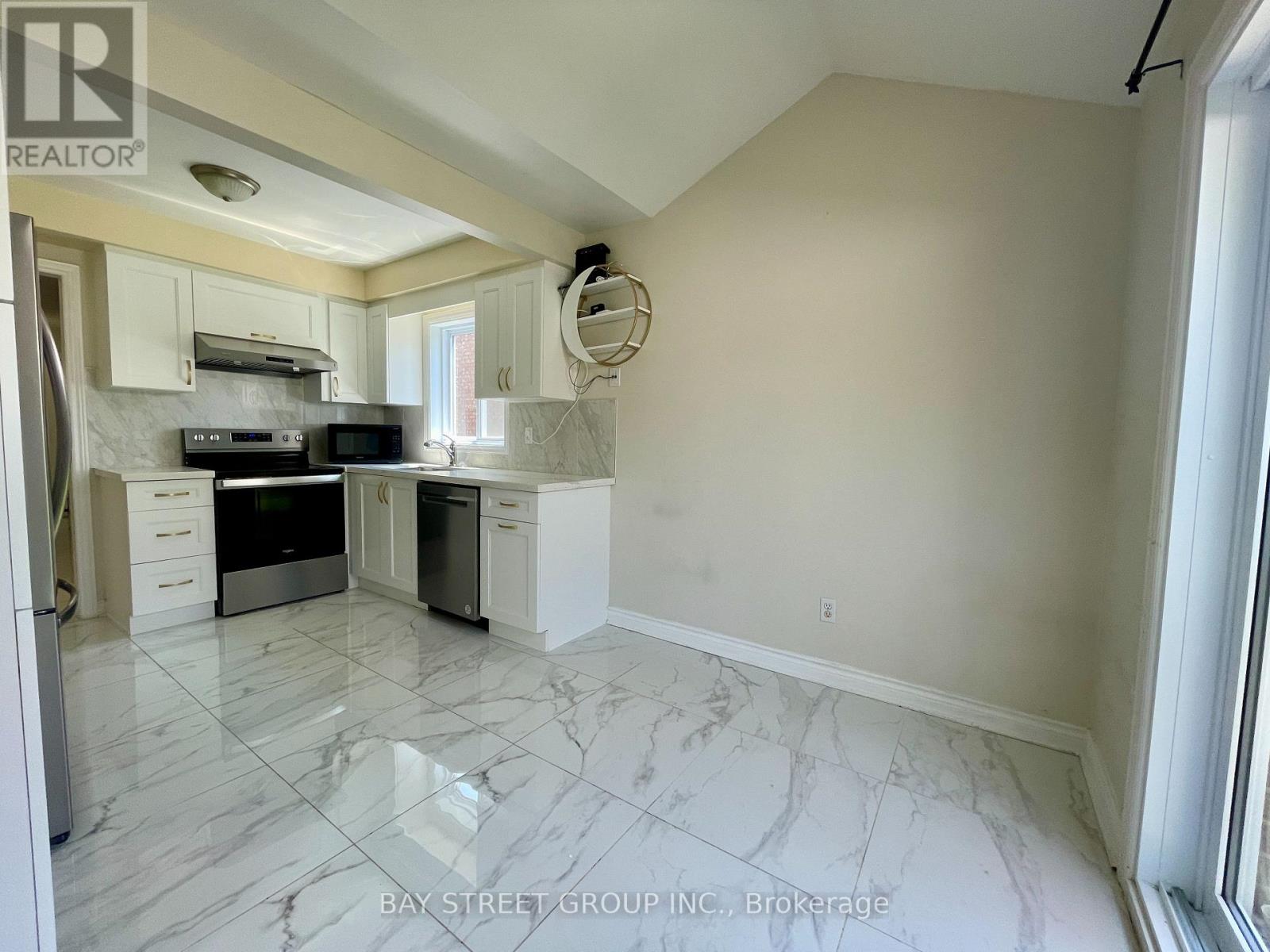Upper - 17 Inverhuron Trail, Oakville, Ontario  L6H 5Z6 - Photo 8 - W12182072