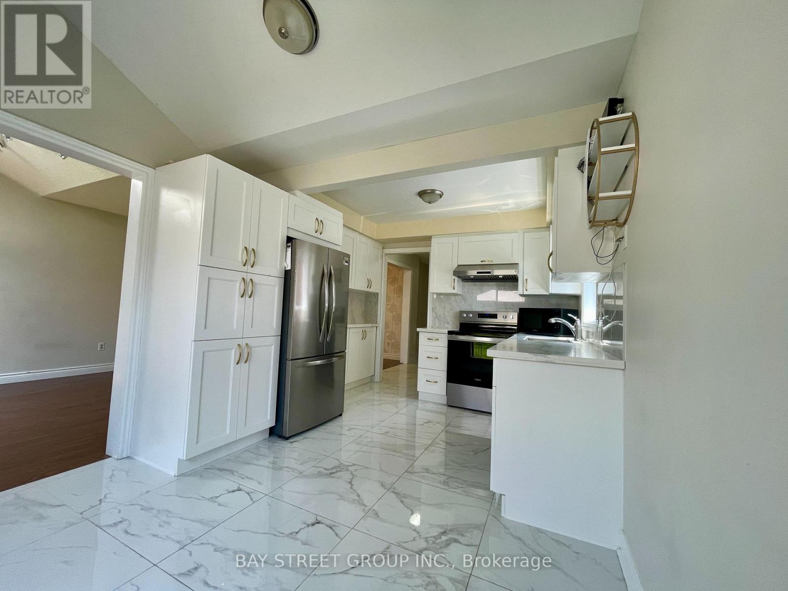 Upper - 17 Inverhuron Trail, Oakville, Ontario  L6H 5Z6 - Photo 9 - W12182072