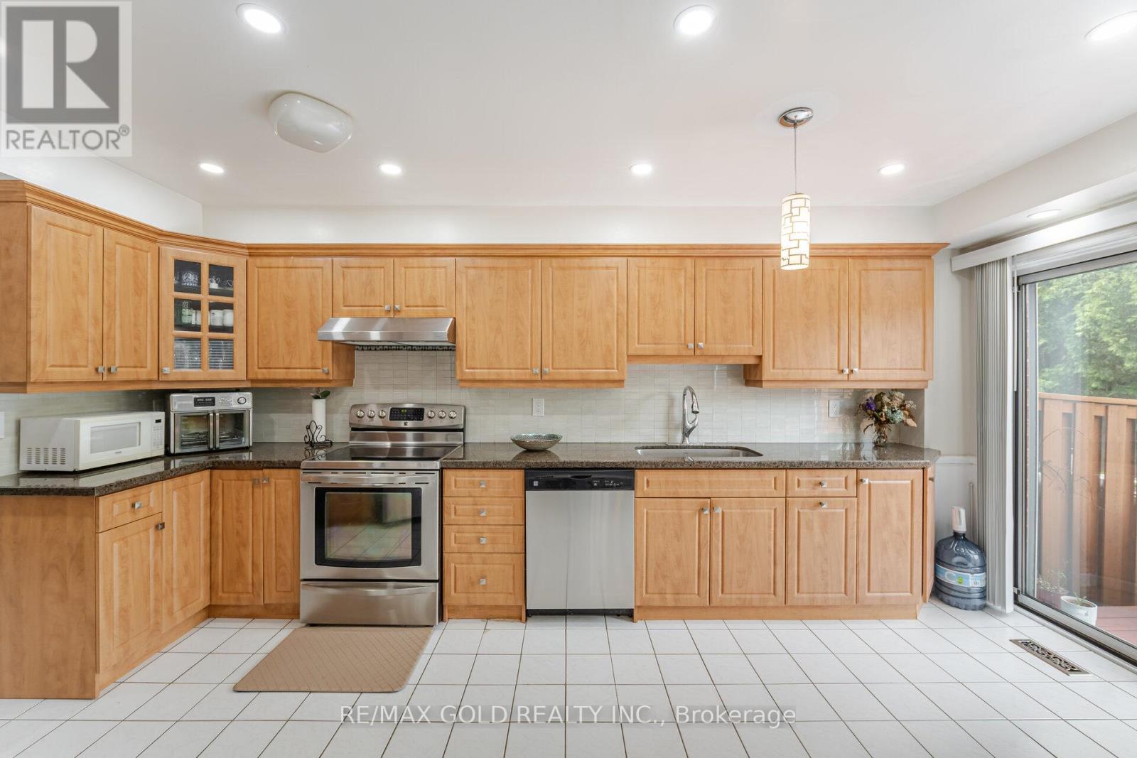 6050 Castlegrove Court, Mississauga, Ontario  L5N 7A7 - Photo 8 - W12182126