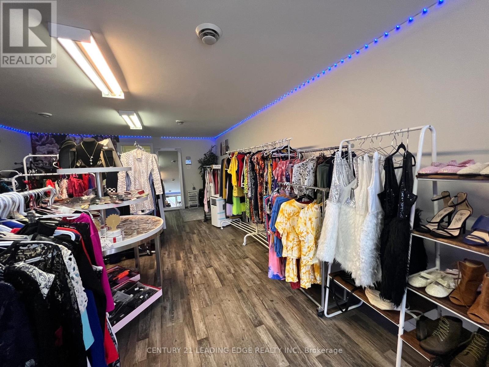 Main Floor - 302 Davis Street, Sarnia, Ontario  N7T 1B7 - Photo 7 - X12182156
