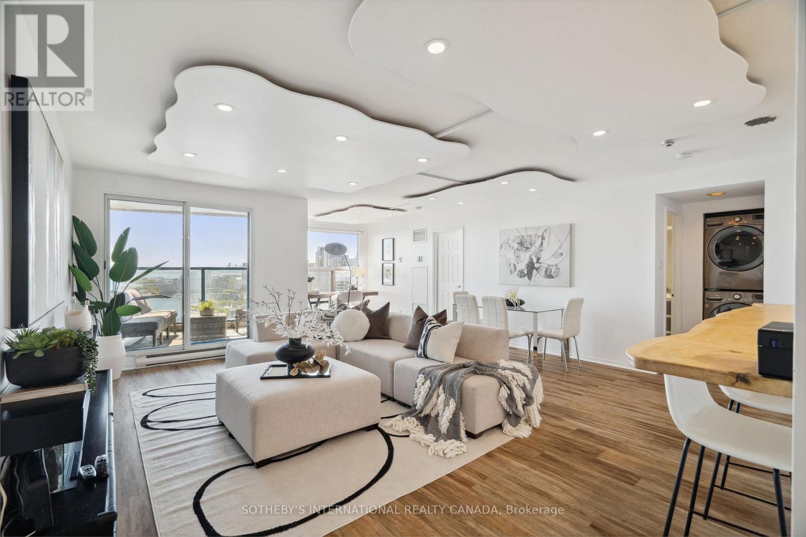 3212 - 99 Harbour Square, Toronto (Waterfront Communities), Ontario  M5J 2H2 - Photo 1 - C12173710