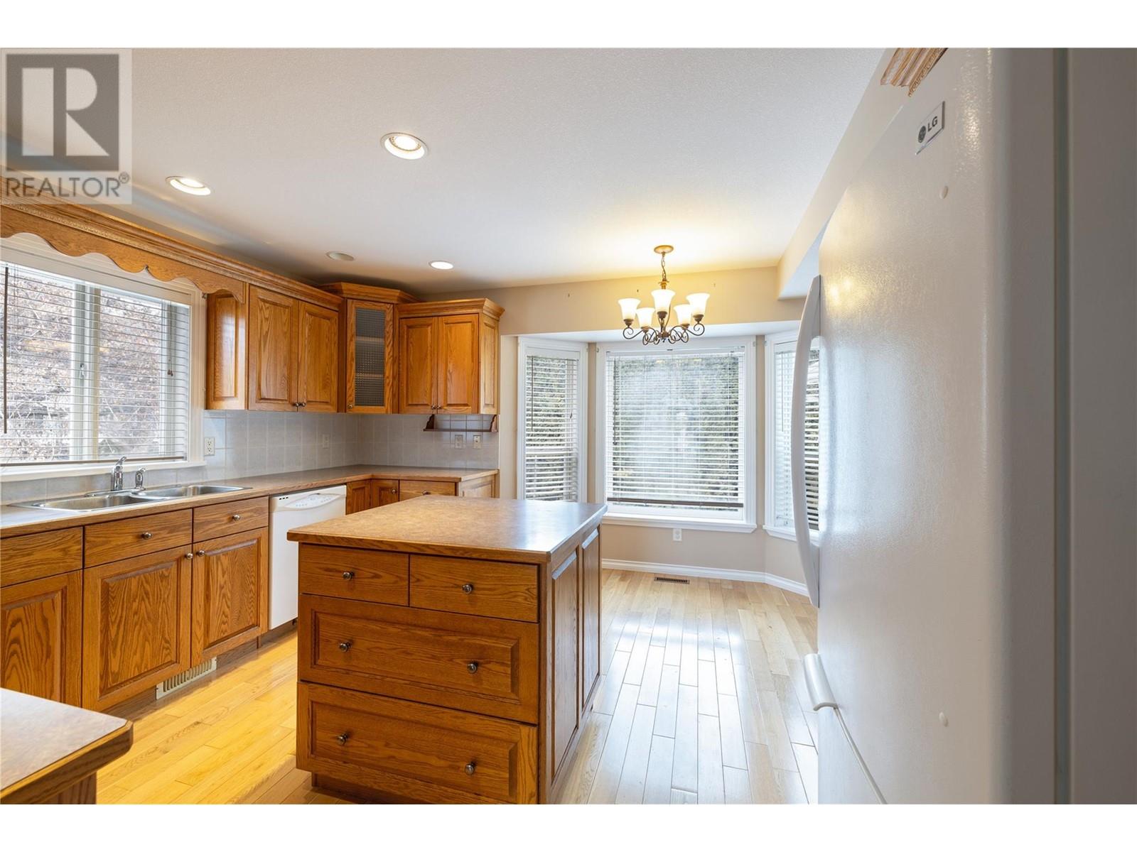 Property at 1129 CRESTLINE Street image 3