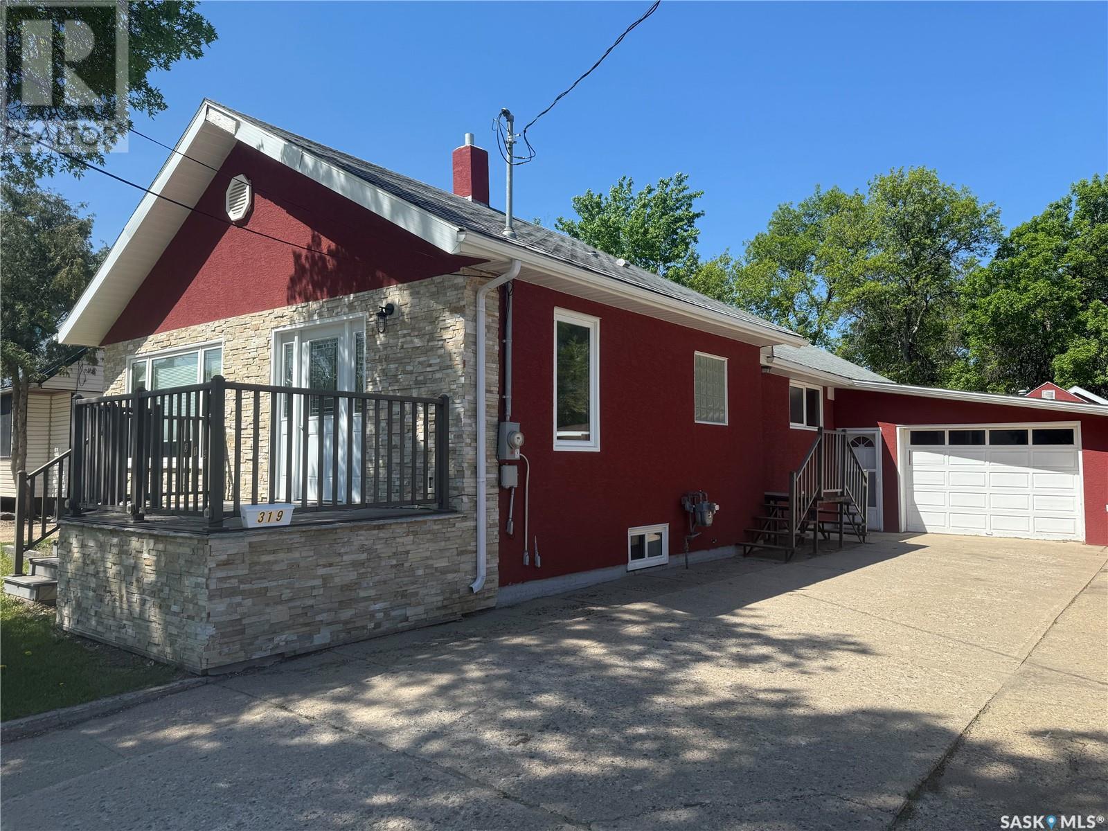 319 7th STREET NE, weyburn, Saskatchewan