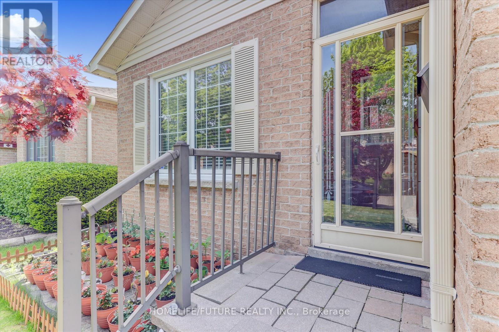 21 Mowat Court, Whitby, Ontario  L1N 8H2 - Photo 6 - E12182190