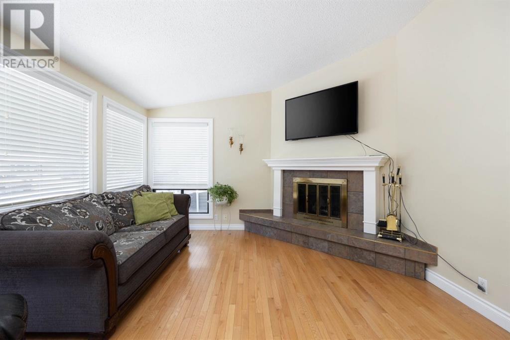 Property at 237 Ermine Crescent image 2