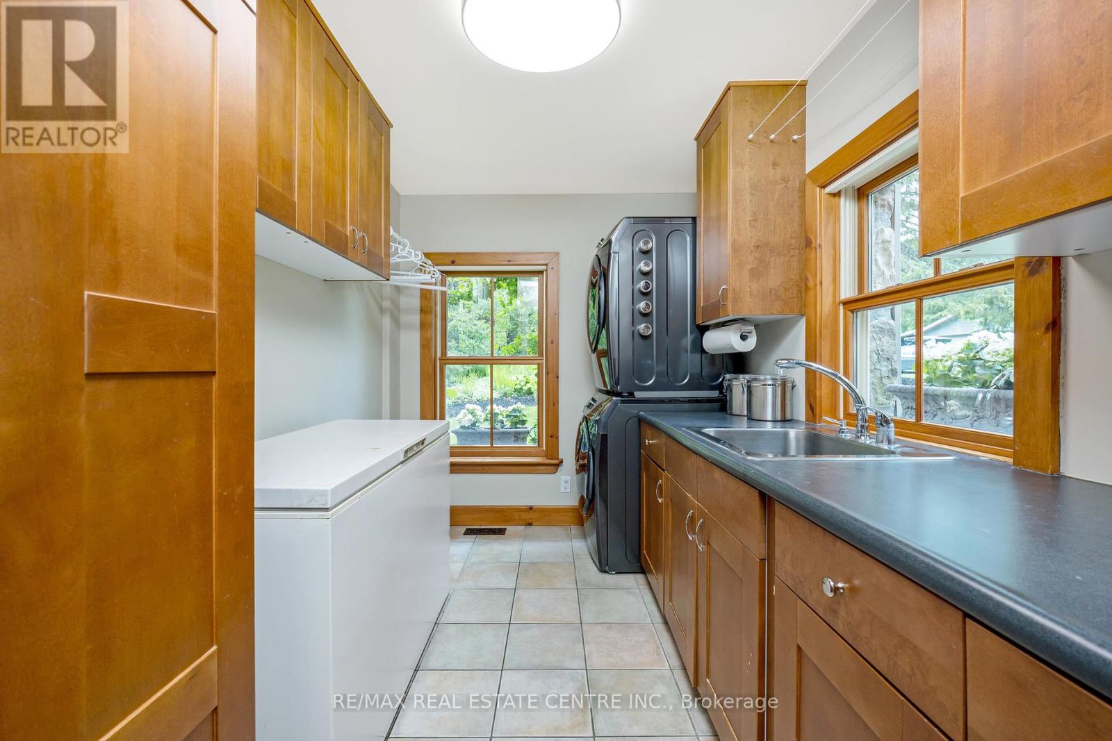 8492 Canyon Road, Milton, Ontario  L0P 1B0 - Photo 25 - W12182243