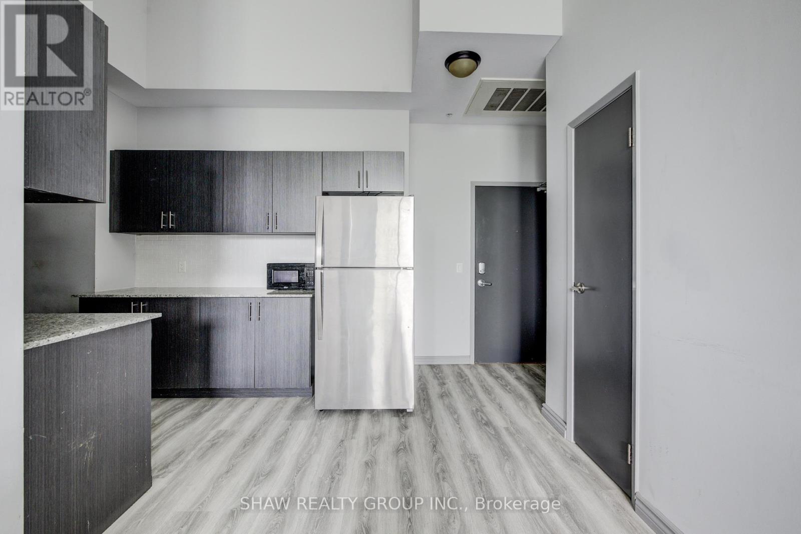 105 - 275 Larch Street, Waterloo, Ontario  N2L 3R2 - Photo 3 - X12182198