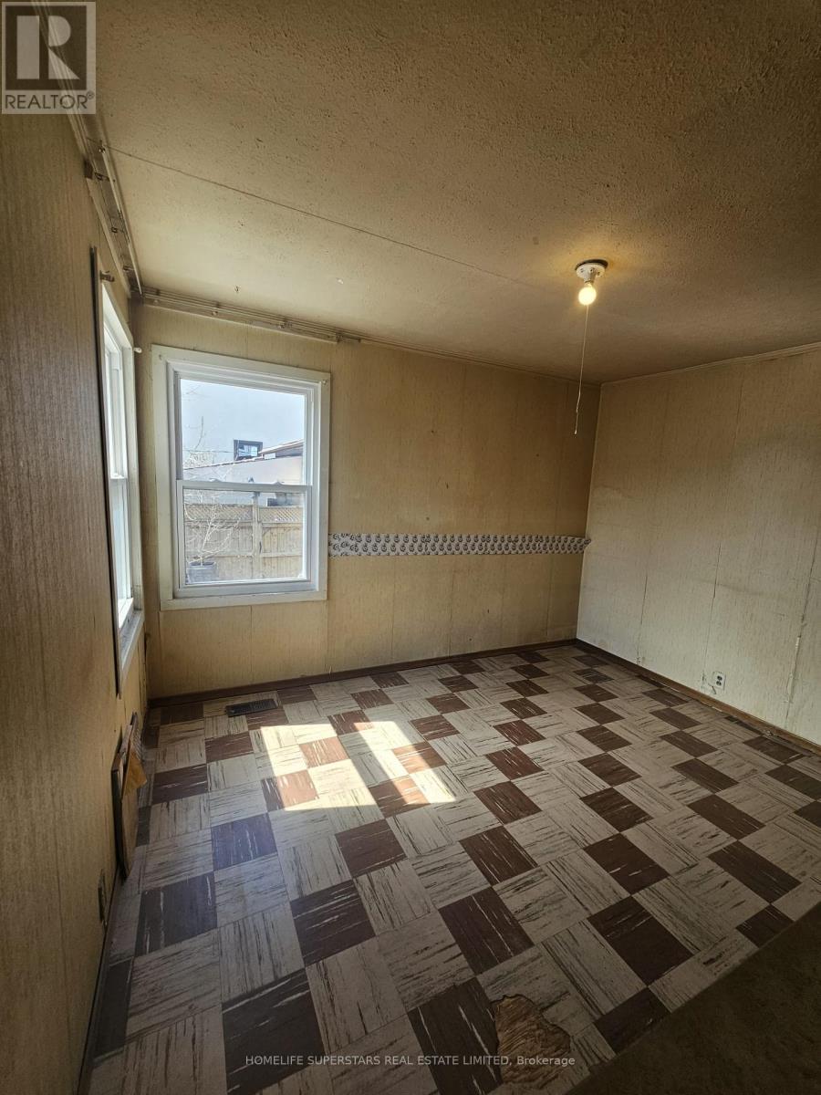 3130 Merritt Avenue, Mississauga, Ontario  L4T 1P3 - Photo 11 - W12182091