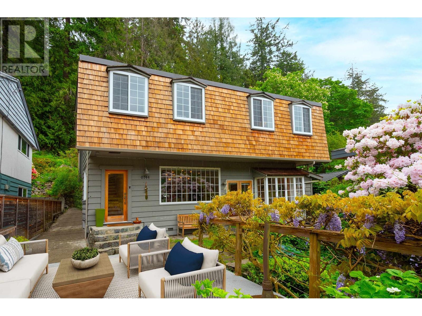 6744 DUFFERIN AVENUE, West Vancouver, British Columbia