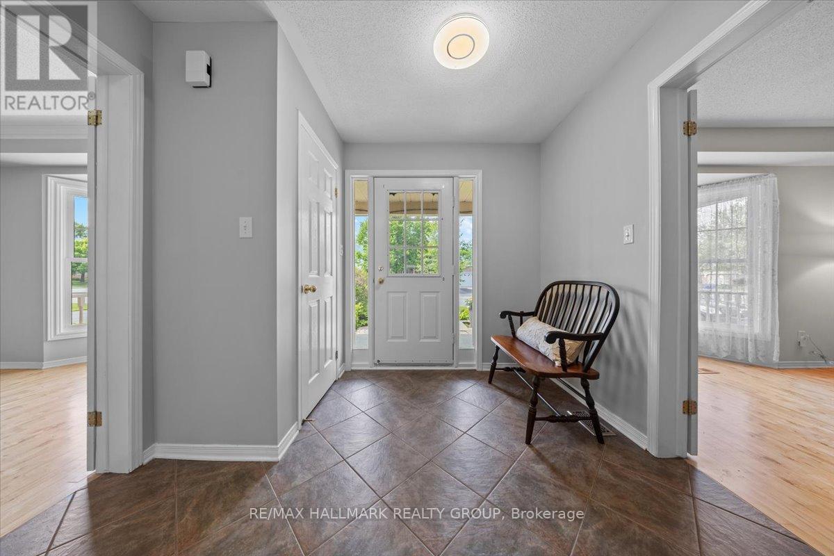 3 Crantham Crescent, Ottawa, Ontario  K2S 1R2 - Photo 4 - X12182486